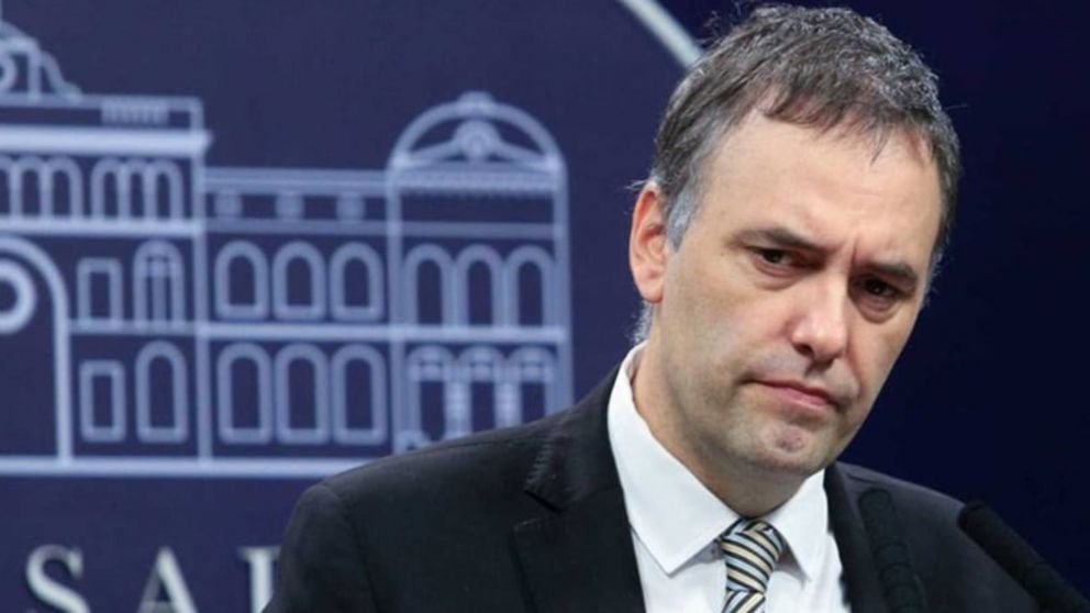 Manuel Adorni rompe récords con una imagen negativa del 72%.