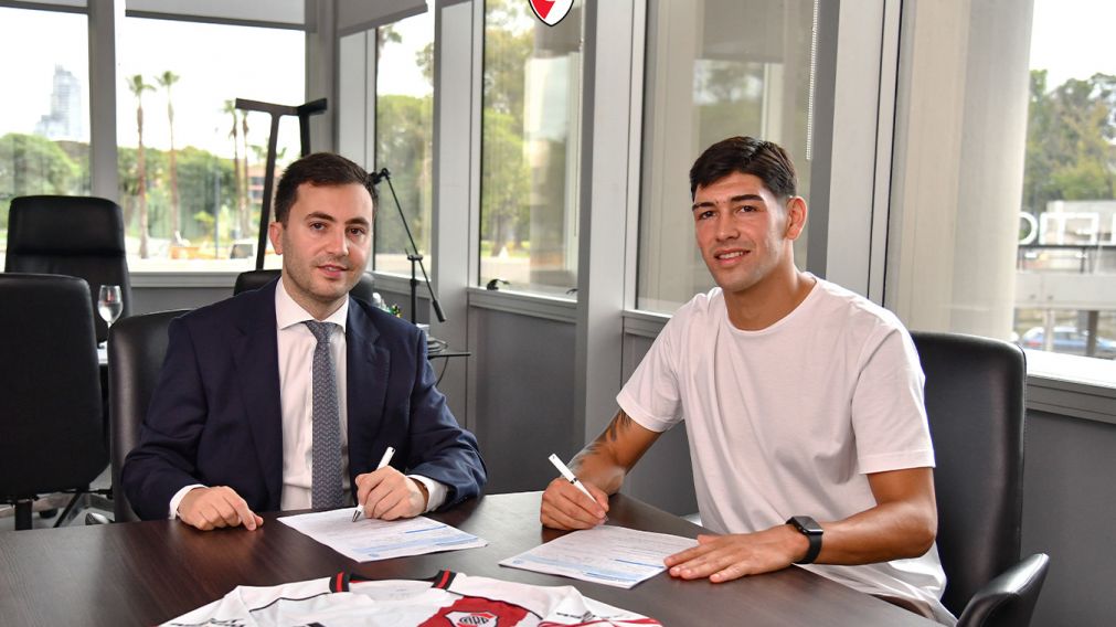 A pesar de tener contrato vigente con el club, en redes sociales se anunció que el defensor extendió su vínculo.