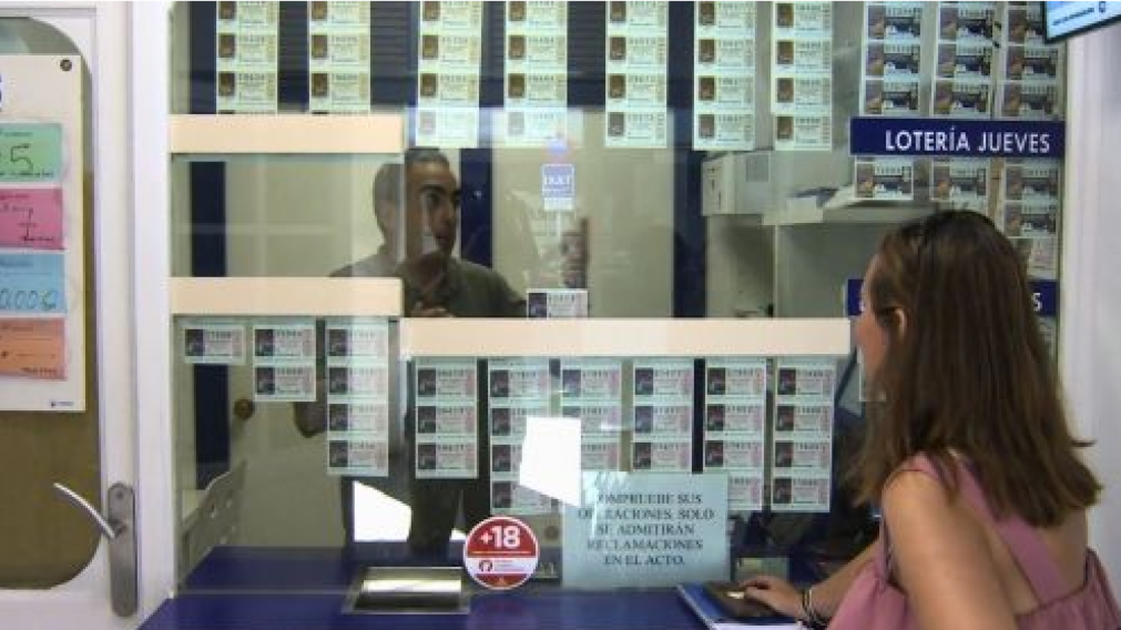 Escaneó un boleto de lotería antes de viajar, cambió la cara al enterarse de que ganó una fortuna y asustó a su marido