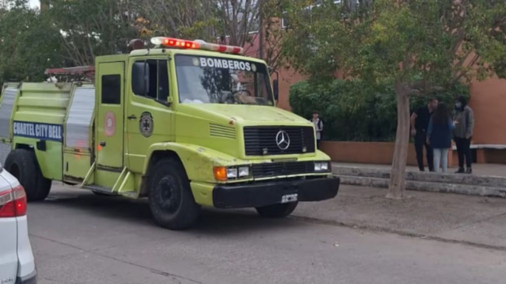 Un experimento fallido en un colegio de La Plata terminó con una explosión que obligó a evacuar a los alumnos (Imagen 0221).