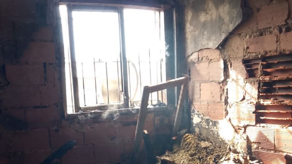 Voraz incendio en un edificio de Ezpeleta: dos mujeres asistidas y un departamento inhabitable