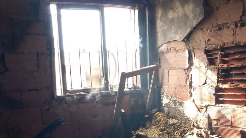 Voraz incendio en un edificio de Ezpeleta: dos mujeres asistidas y un departamento inhabitable