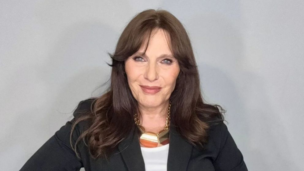 Rosanna González y el arte de los detalles: cómo elevar un outfit de pantalla con accesorios de diseño.