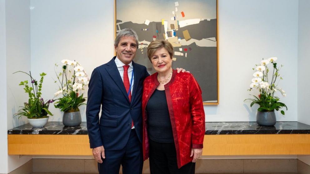 Luis Caputo, con la titular del FMI, Kristalina Georgieva.