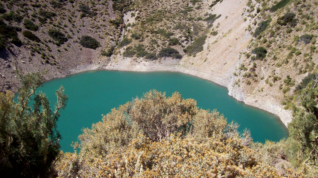 Un fenómeno natural único que combina geología, misterio y un entorno imponente.