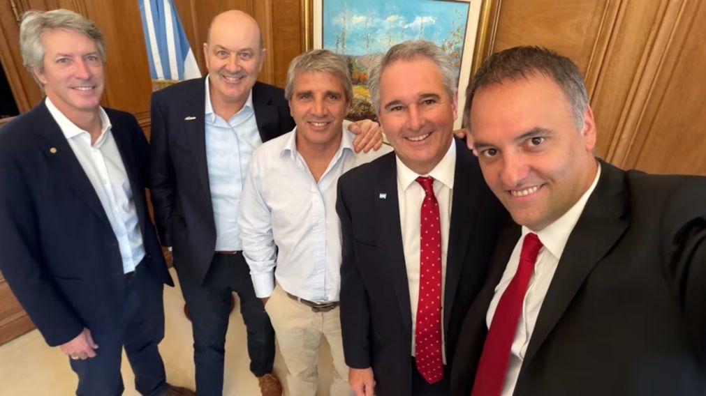 Mientras es investigado por presunta corrupción, Adorni se reunió con Sturzenegger para definir más recortes en el Estado
