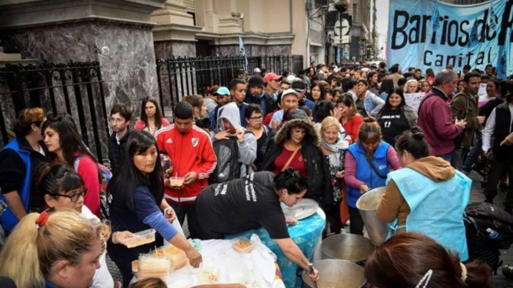 Barrios de Pie realizará una olla popular frente a la casa de Manuel Adorni.