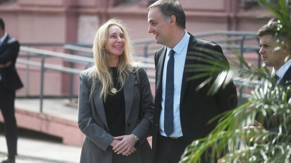 Karina Milei y Manuel Adorni viajan a Neuquén y recorrerán Vaca Muerta.