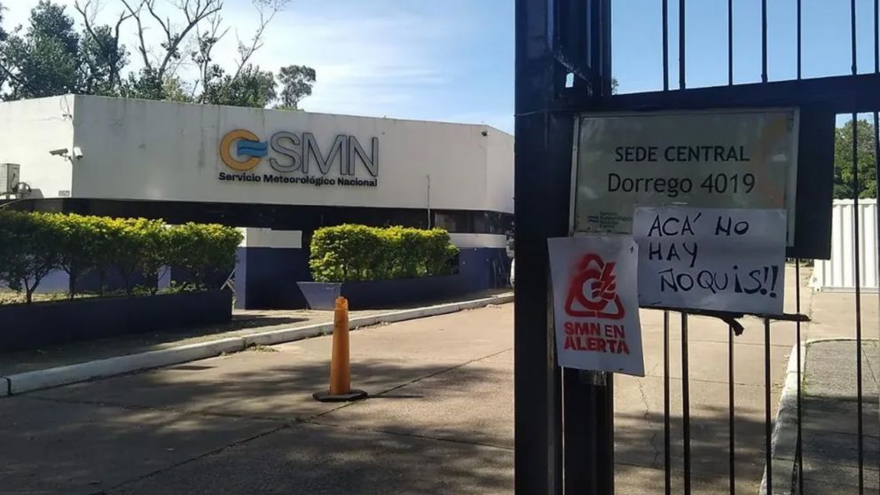El total de los despidos implica la p�rdida del 30% de la planta civil del organismo.