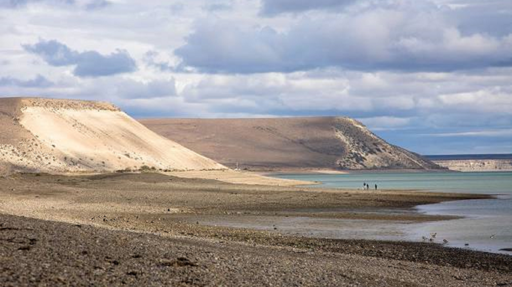Un fenómeno natural único que combina geología, misterio y un entorno imponente.