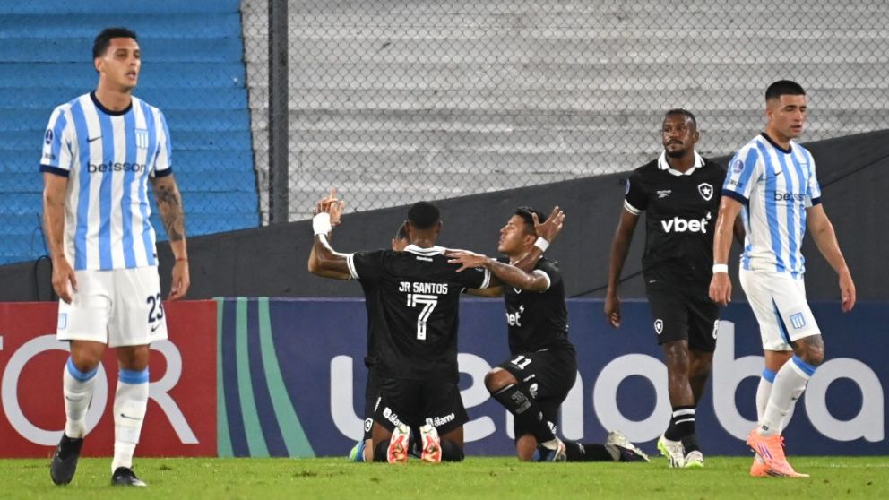 Racing sigue en caída libre: Botafogo le ganó en la agonía y lo hundió más
