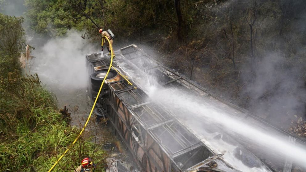 Tragedia en Ecuador: un colectivo cay� a un abismo y se incendi� (Imagen @Bomberos_Cuenca).