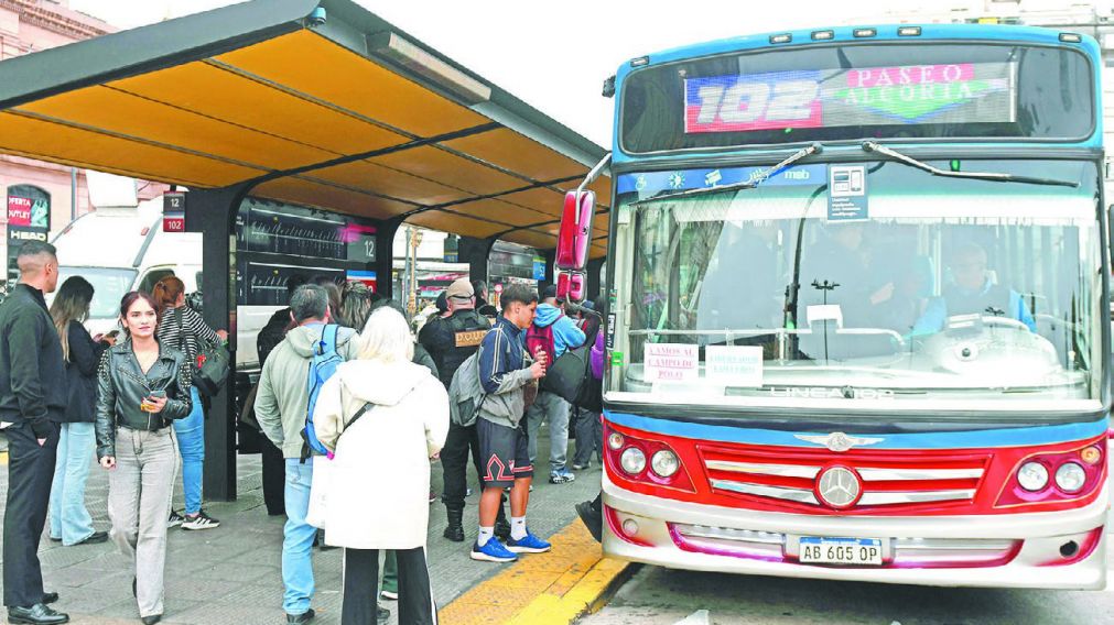 Los usuarios de colectivos deberán soportar nuevos incrementos de tarifas en el inicio de mayo (Nahuel Ventura/Crónica).