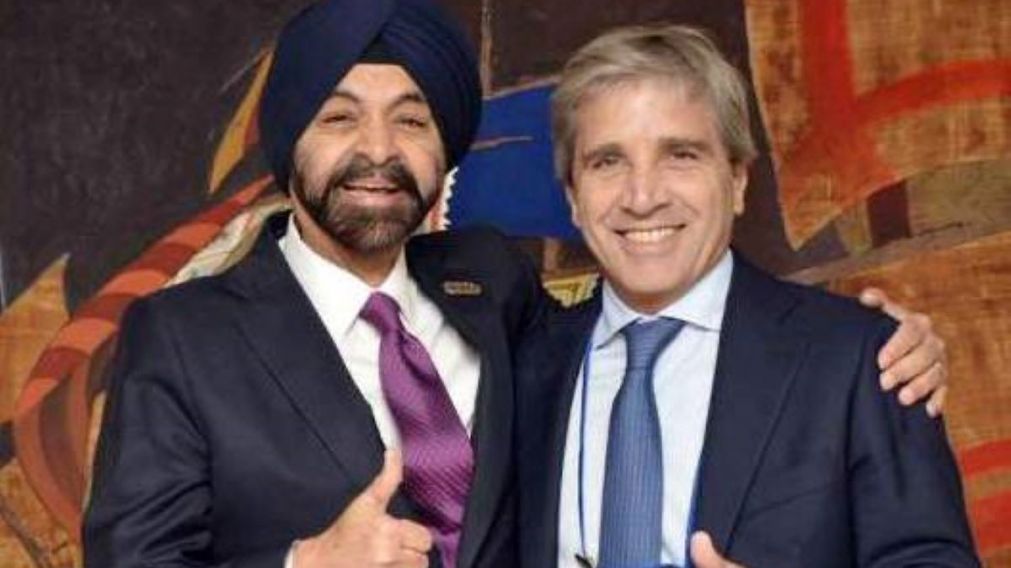 Luis Caputo con el titular del Banco Mundial, Ajay Banga.