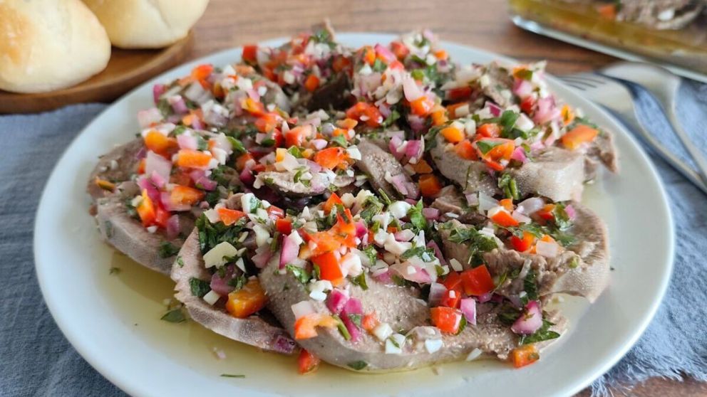 Lengua a la vinagreta: el truco para que salga "manteca" y rinda para todos por poca plata.