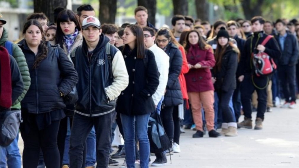 Miles de jóvenes hacen cada día largas filas para conseguir trabajo.