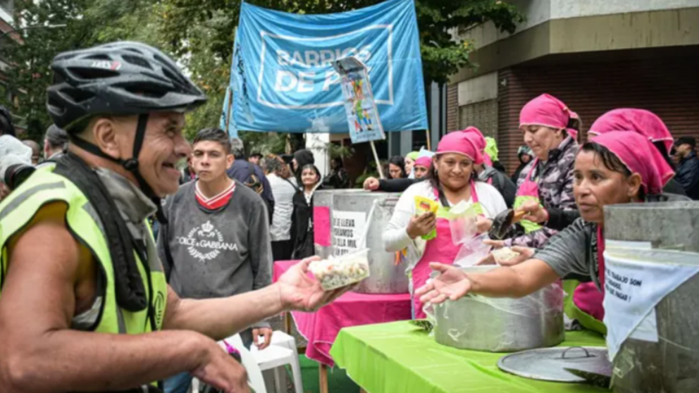 Barrios de Pie llevó a cabo una olla popular frente a la casa de Adorni en protesta por el cierre del programa Volver al Trabajo