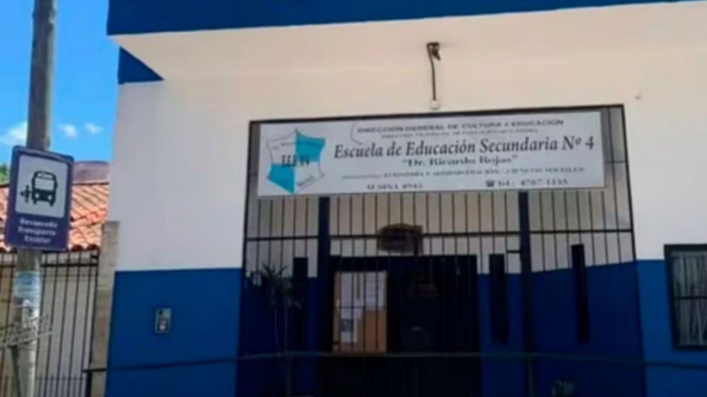 La puerta de la escuela donde asiste la agresora y la víctima.