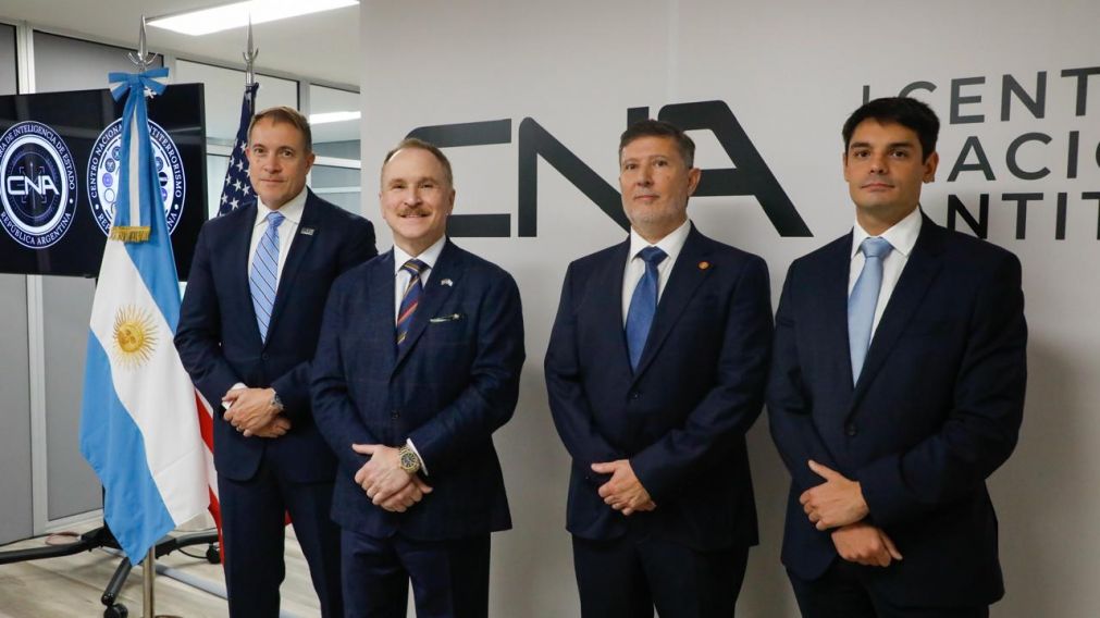 El embajador de Estados Unidos, Peter Lamelas, y el titular de la SIDE, Cristian Auguadra (ambos en el centro), presidieron el acto de inauguración.