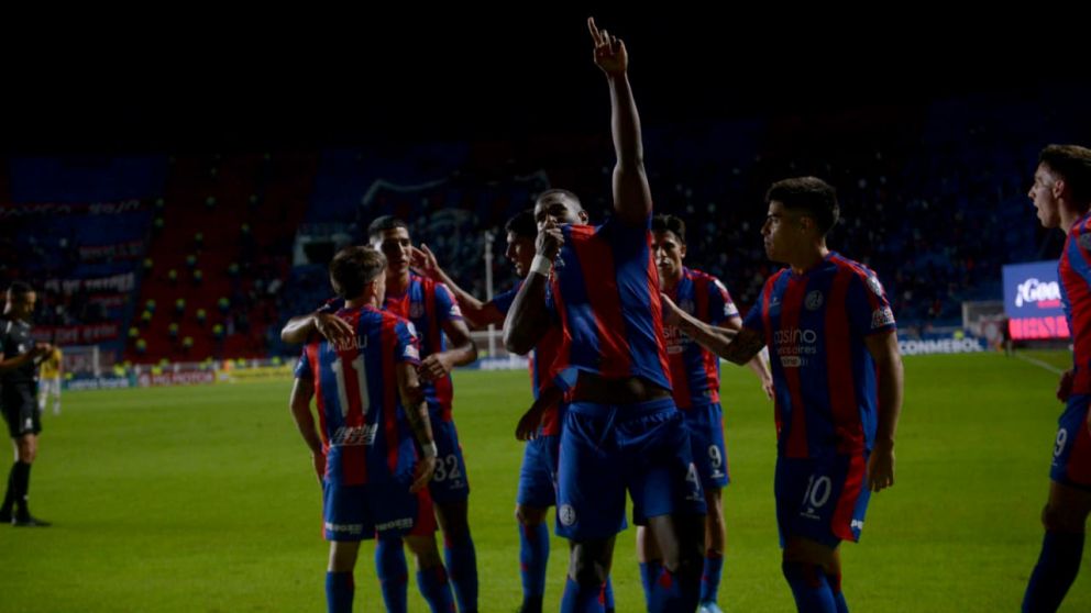 Roma�a levanta su brazo y se besa el escudo. El colombiano marc� el inicio de la victoria de San Lorenzo ante Deportivo Cuenca. 