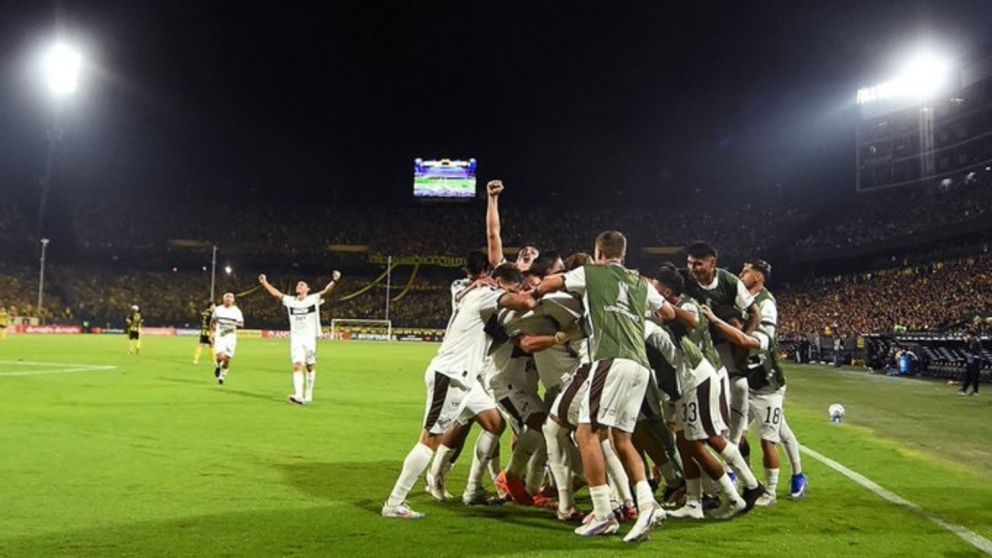 El Calamar se plant� en el Campe�n del Siglo e hizo historia. Tremendo triunfo ante Pe�arol como visitante. 