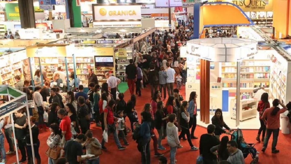 El Gobierno anunció que eximirá de impuestos a materiales editoriales provenientes del exterior participen en la Feria del Libro (Imagen ilustrativa).