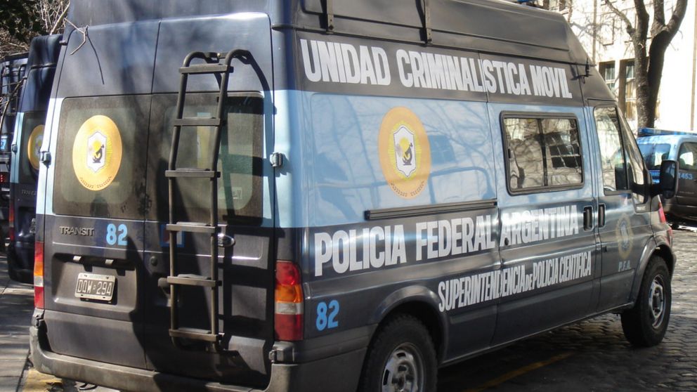 Ladr�n muri� al tirotearse con polic�as: hab�a asaltado a un joven en una parada de colectivos.
