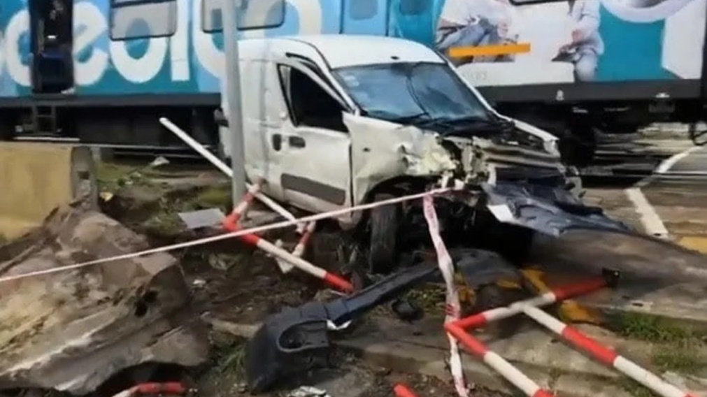 Una camioneta fue embestida por una formación del Tren Sarmiento en Ramos Mejía.