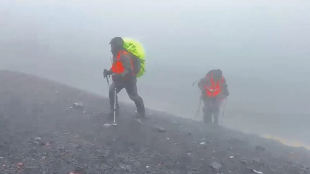 Hallan sano y salvo a un turista argentino que había desaparecido tras subir al volcán Llaima.