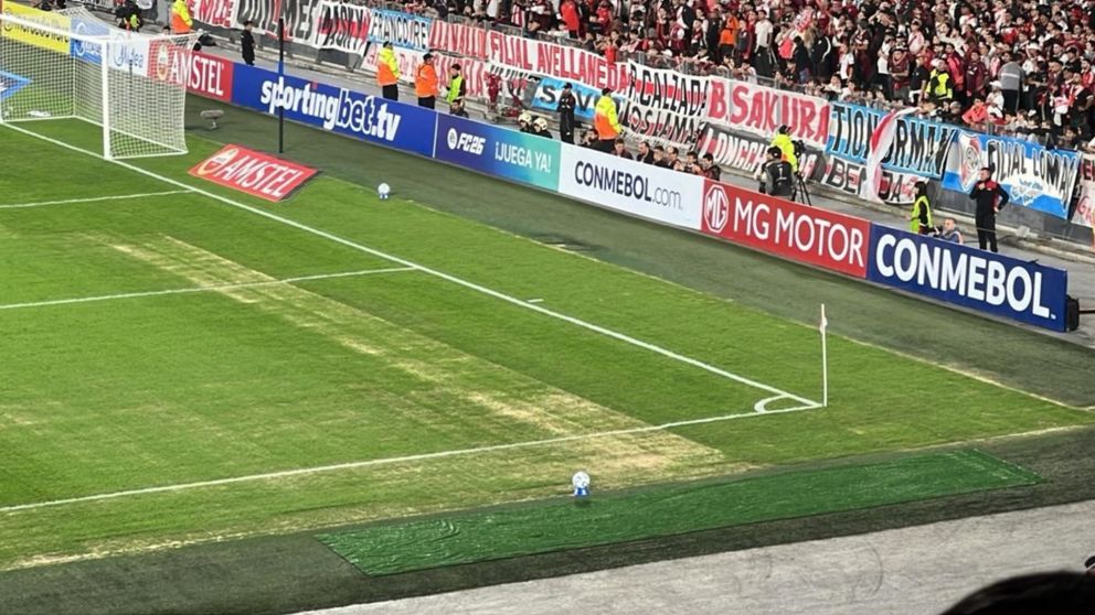 Un hist�rico de Boca critic� a River por el estado del campo en el Estadio Monumental: "Potrerazo"