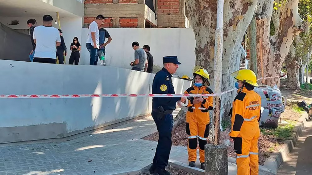 La polic�a y los peritos trabajando en el lugar. 