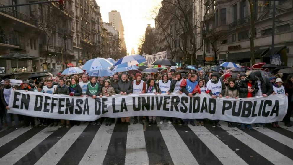 El Gobierno acude a la Corte Suprema para suspender la Ley de Financiamiento Universitario