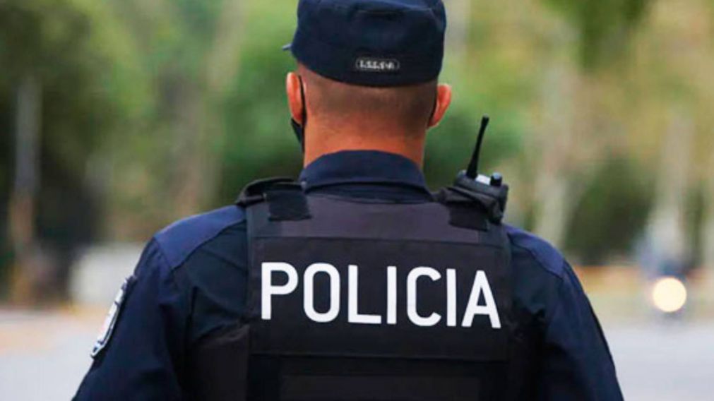 Alumno de 17 años le pidió permiso a la mamá y fue a clases con una réplica de arma de fuego