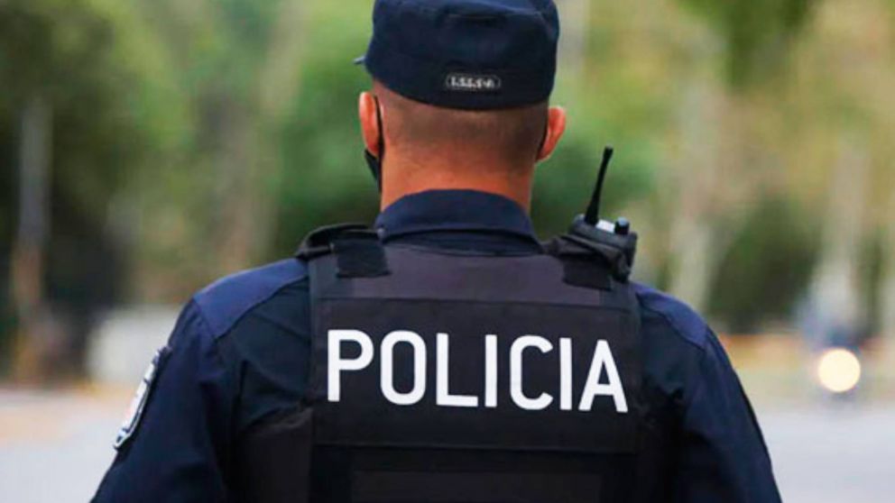 Alumno de 17 años le pidió permiso a la mamá y fue a clases con una réplica de arma de fuego