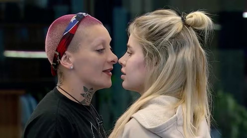 Coty Romero se pelea con Furia en "La cárcel de los gemelos".