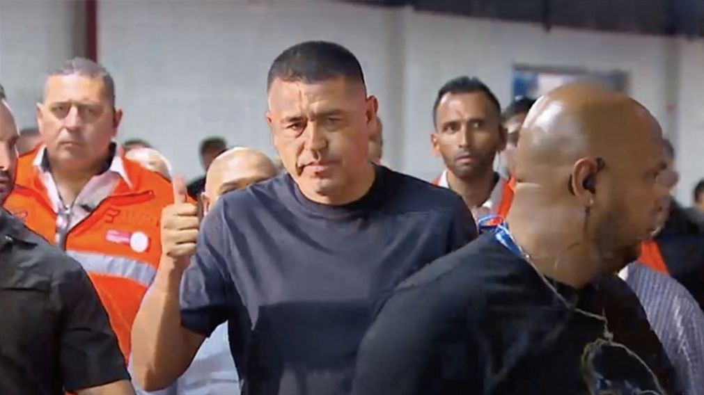 Postal de la primera y única vez en la que Riquelme, como presidente de Boca, pisó el Monumental para un Superclásico con River. (captura video)