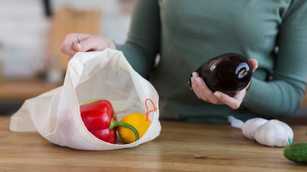 Una de las estrategias de las personas frente a la crisis económica es comprar alimentos por unidad (Freepik).