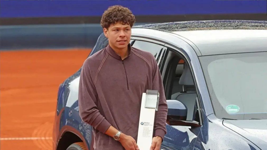 Ben Shelton con su trofeo y el auto que ganó en el ATP 500 de Múnich.