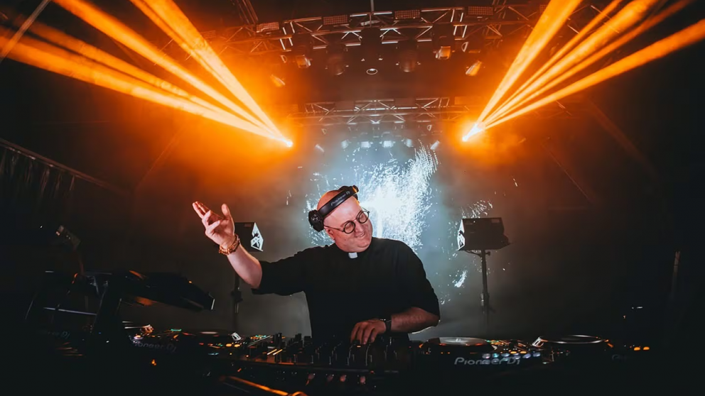 El cura DJ Guilherme Peixoto homenajeó al papa Francisco con un show multitudinario en Plaza de Mayo