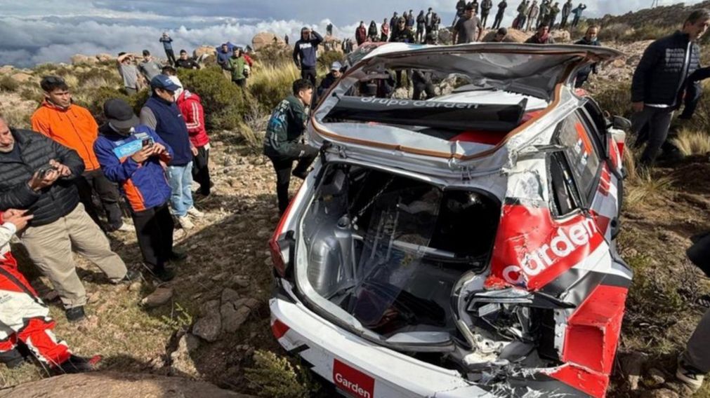 El Rally Sudamericano de Mina Clavero terminó en luto este domingo luego de que un auto se despistar y embistiera a un grupo de personas en una zona de bajada hacia la ciudad.