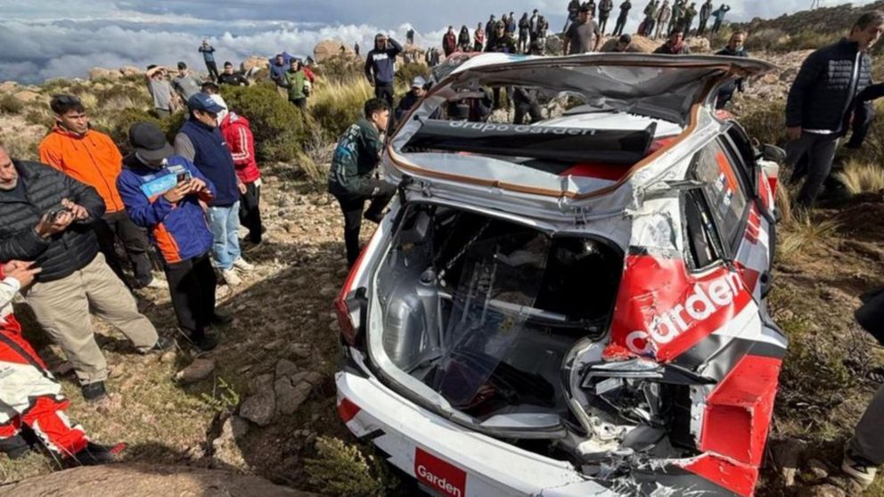El Rally Sudamericano de Mina Clavero terminó en luto este domingo luego de que un auto se despistar y embistiera a un grupo de personas en una zona de bajada hacia la ciudad.