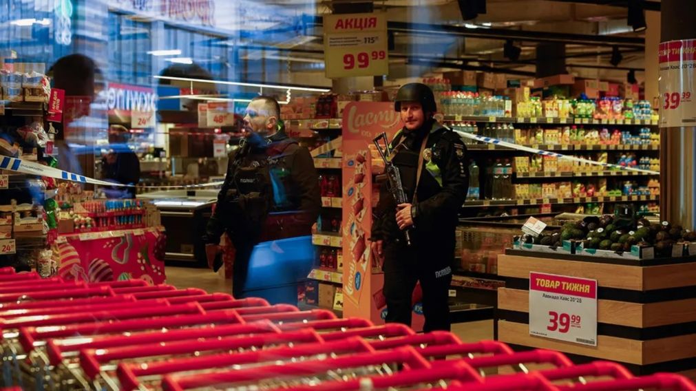 El agresor fue abatido por la Policía dentro del supermercado.
