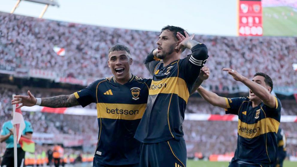 Leandro Paredes y el clásico gesto de las manos detrás de sus orjeas. Así, el capitán Xeneize escuchó el lógico silencio del Monumental.