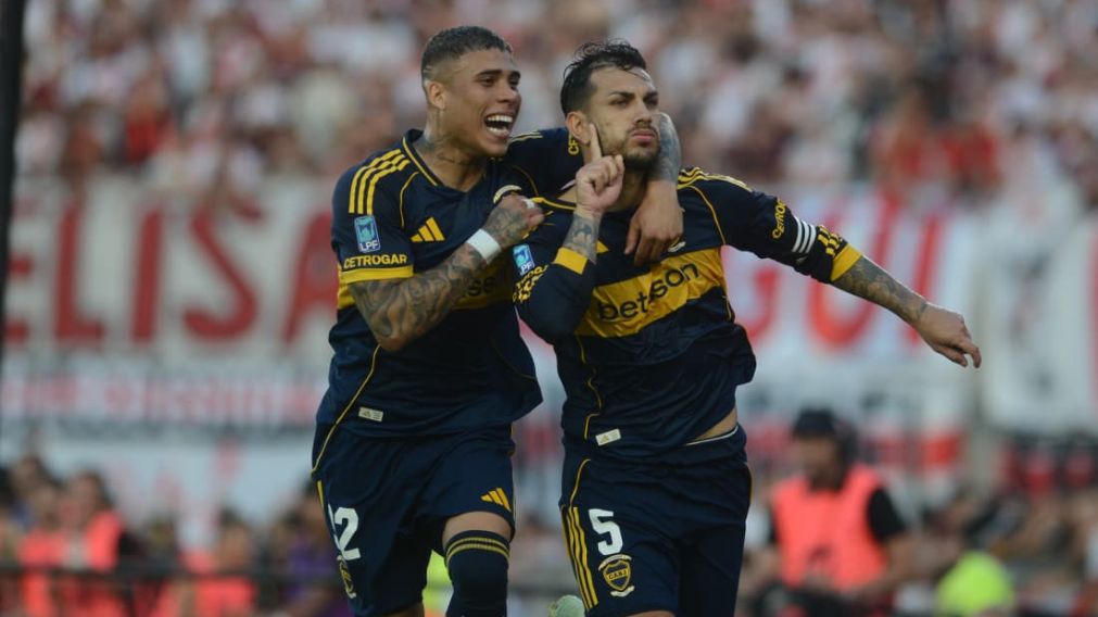 Leandro Paredes ya convirtió de penal y festeja el gol de Boca ante los hincha de River.