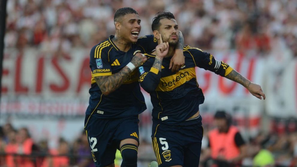 Leandro Paredes ya convirtió de penal y festeja el gol de Boca ante los hincha de River.