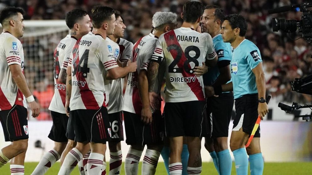 El árbitro Darío Herrera no lo consideró falta dentro del área y el VAR manejado por Héctor Paletta no avisó para que se revise.