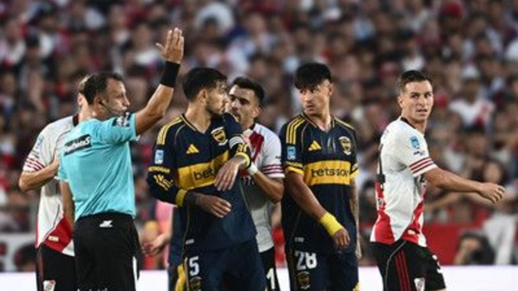El momento exacto en el que el Huevo Acu�a lo toma de atr�s a Leandro Paredes y le recrimina la falta. 