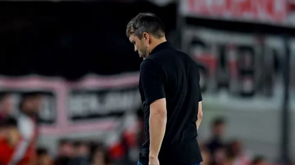 Chacho Coudet se fue golpeado del Monumental. El clásico entre y Boca quedó en manos del Xeneize.