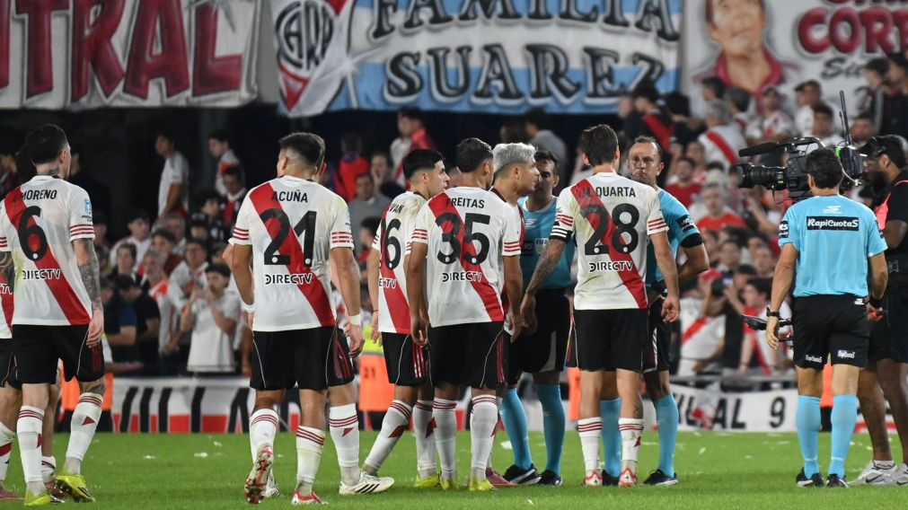 La imagen que acompañará a River por mucho tiempo: Darío Herrera rodeado de los jugadores de River tras el final del Superclásico.