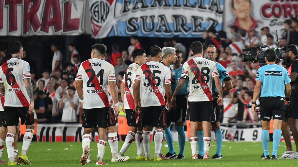 La imagen que acompañará a River por mucho tiempo: Darío Herrera rodeado de los jugadores de River tras el final del Superclásico.